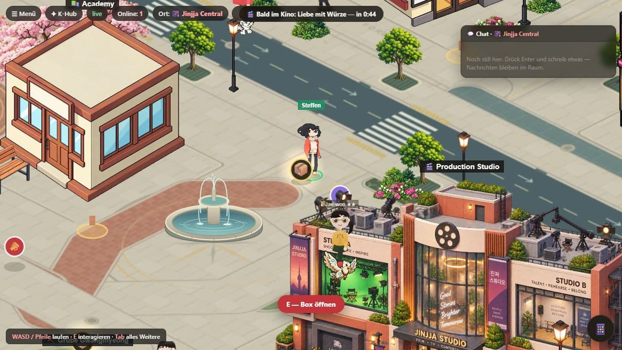 Echte Spielansicht von Jinjja Central mit Spielfigur, Brunnen, Gebäuden und Bedienleiste