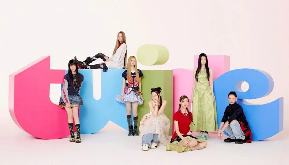 Die sieben Mitglieder der neuen Girlgroup TUIDE auf einem offiziellen Gruppenfoto