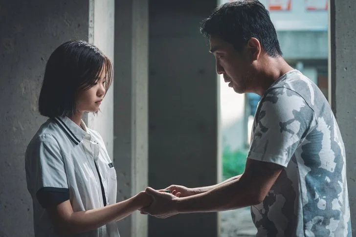 Ryu Seung-ryong und Kim Si-a in einer Szene aus Portrait of a Family