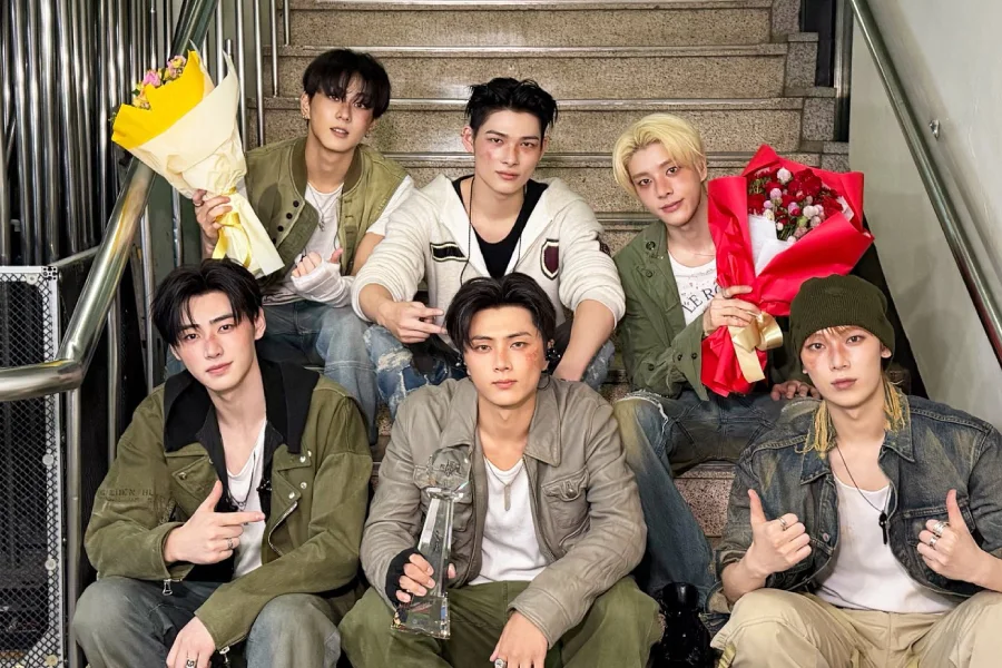 ENHYPEN bei der Gewinnerbekanntgabe in Music Bank