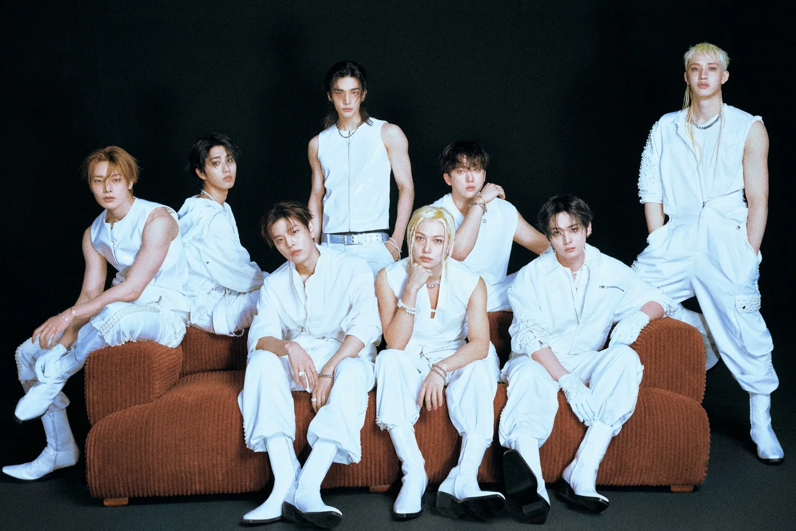 Stray Kids auf einem aktuellen Gruppenfoto zur EP This & That
