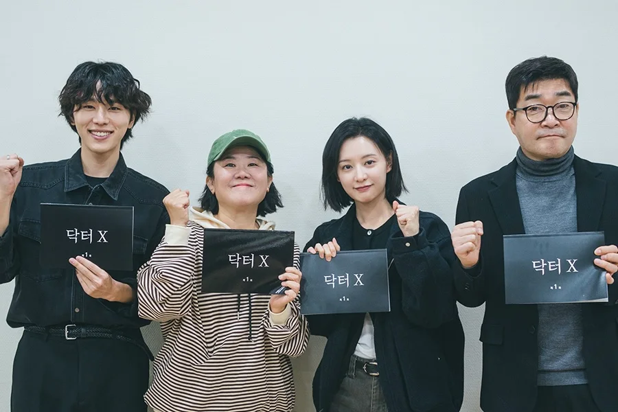 Kim Ji-won und das Ensemble bei der Drehbuchlesung zu Doctor X