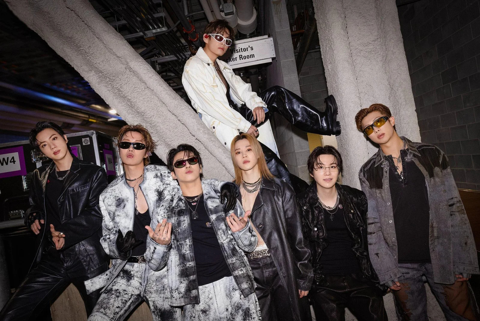BTS auf einem aktuellen Gruppenfoto zur Arirang-Welttournee