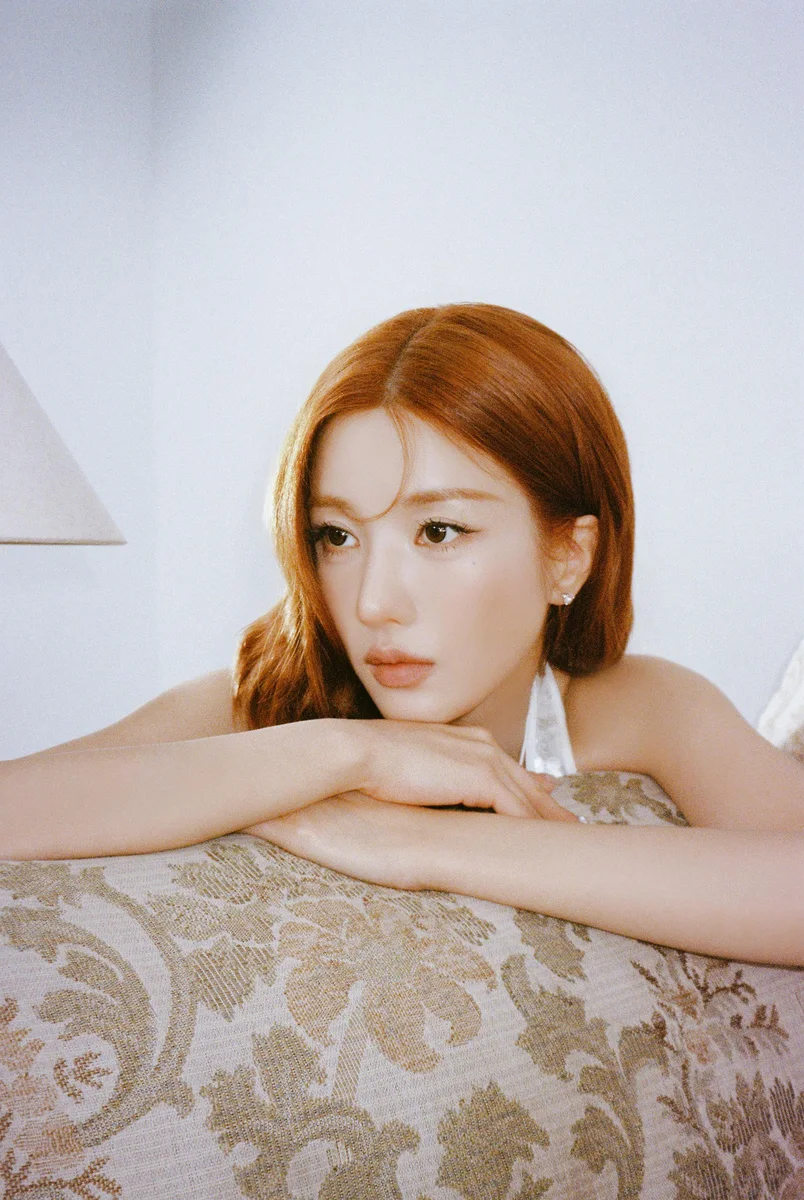 Kwon Eun-bi auf einem Pressefoto zur Single Deja Vu