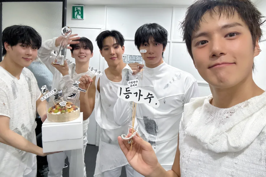 MONSTA X mit der Music-Bank-Trophäe für MAGIC