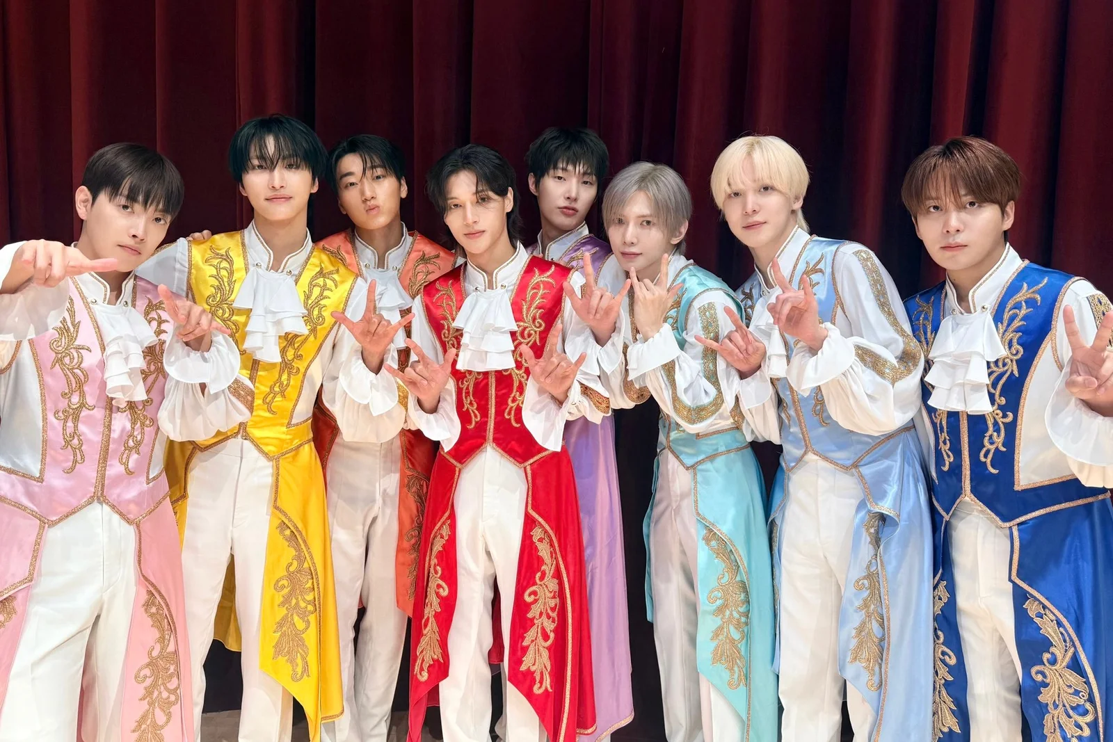 ATEEZ mit der Inkigayo-Trophäe für Bad