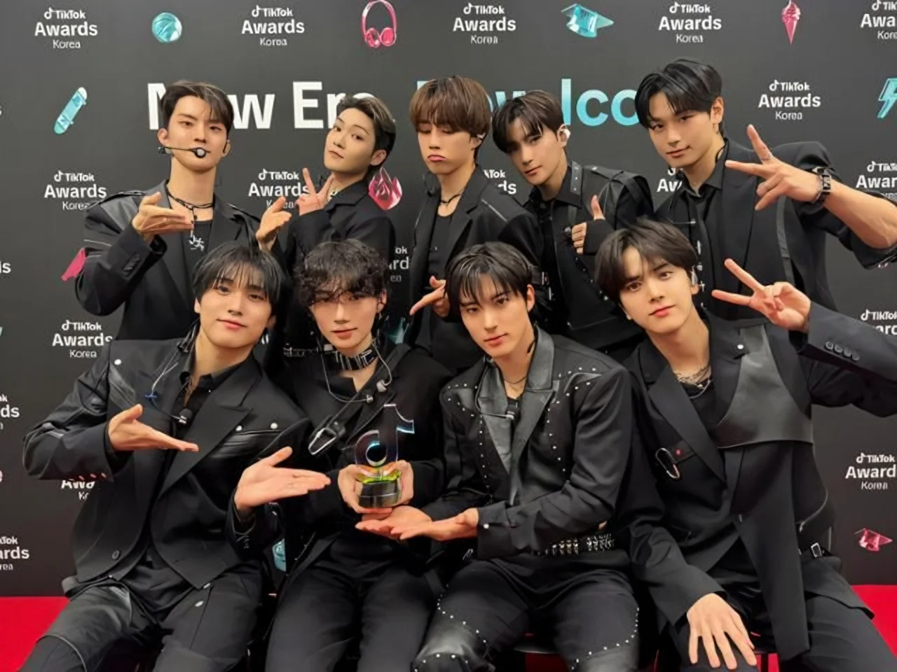 THE BOYZ bei einem gemeinsamen öffentlichen Auftritt