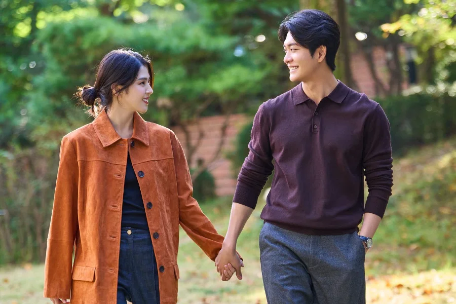 Kang Tae-oh und Han So-hee in einem Szenenbild aus The Intern