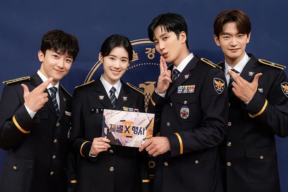 Ahn Bo-hyun und das Ensemble im Finale von Flex X Cop 2