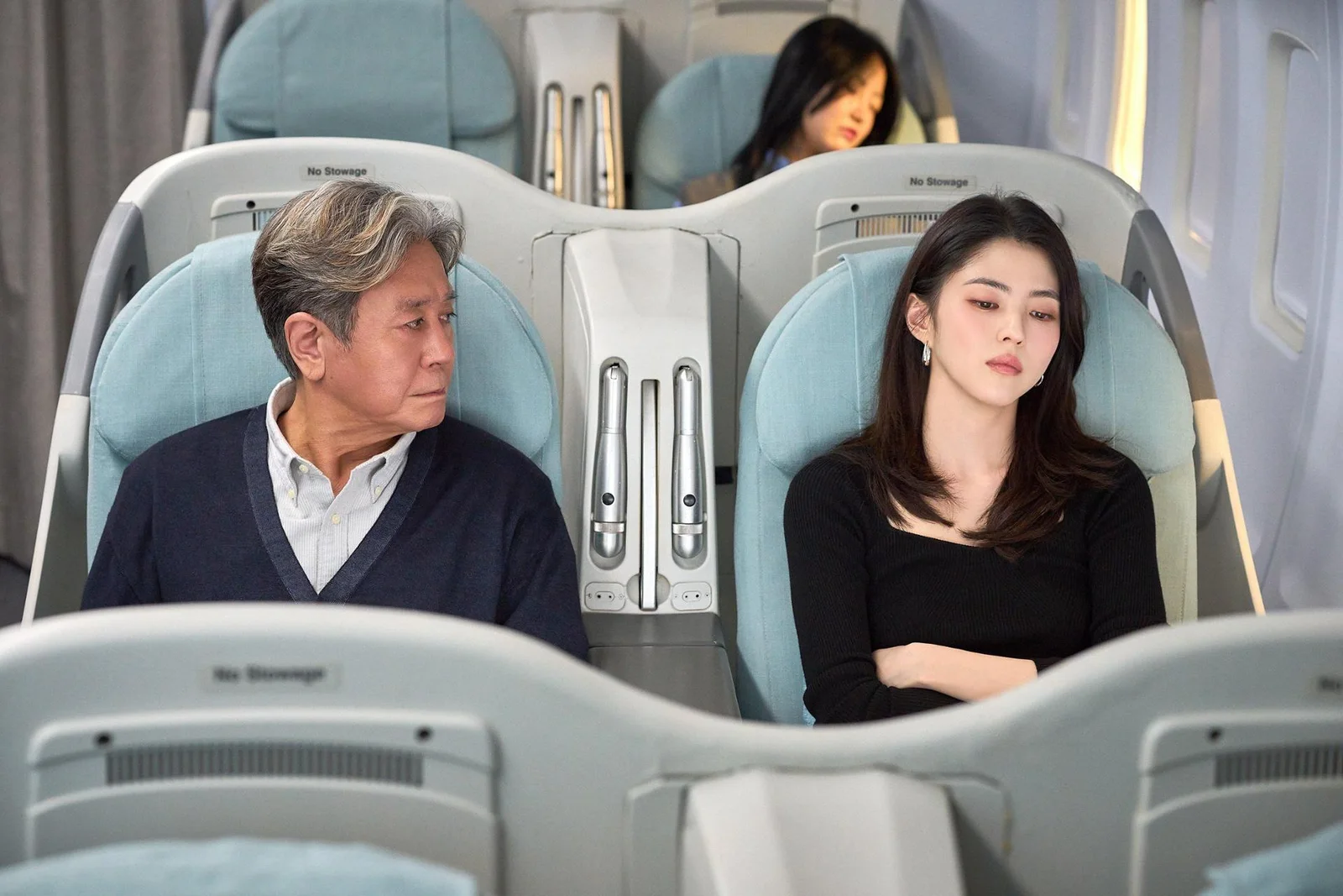 Choi Min-sik und Han So-hee in einer Szene aus The Intern