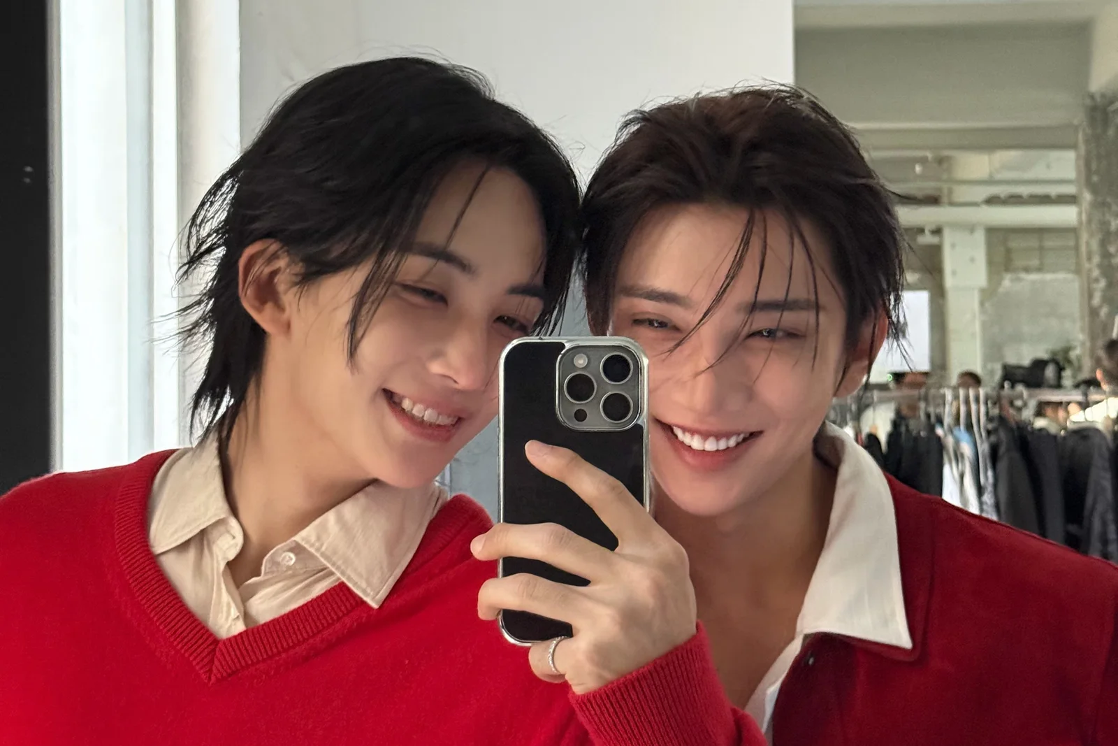 Jeonghan und JOSHUA im Ankündigungsmotiv der neuen Unit JxJ