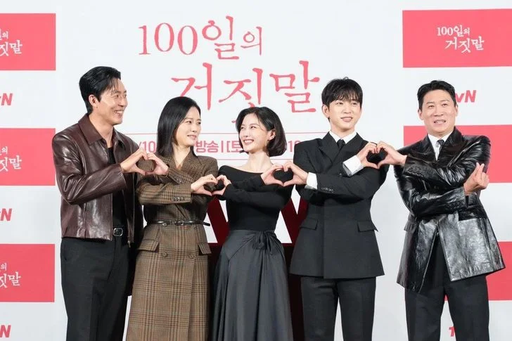 Hauptdarsteller der tvN-Serie „100 Days of Deception“ bei der Pressekonferenz in Seoul